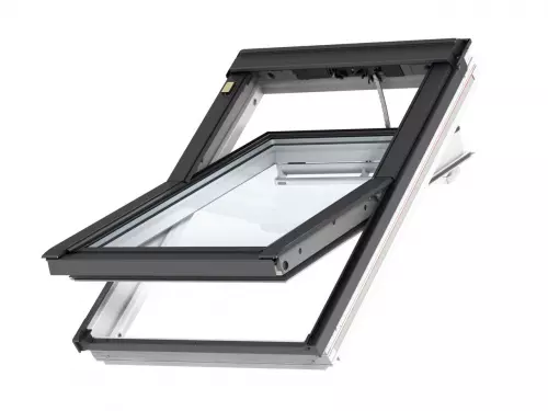 Vista esterna finestra VELUX GGL INTEGRA laccata bianca installata su tetto a falda