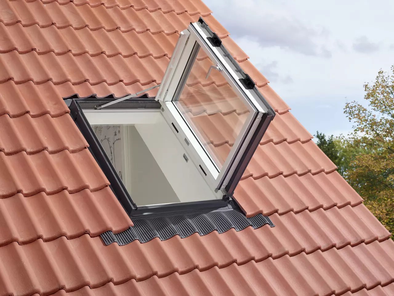 Finestra per l'uscita sul tetto con apertura a libro VELUX